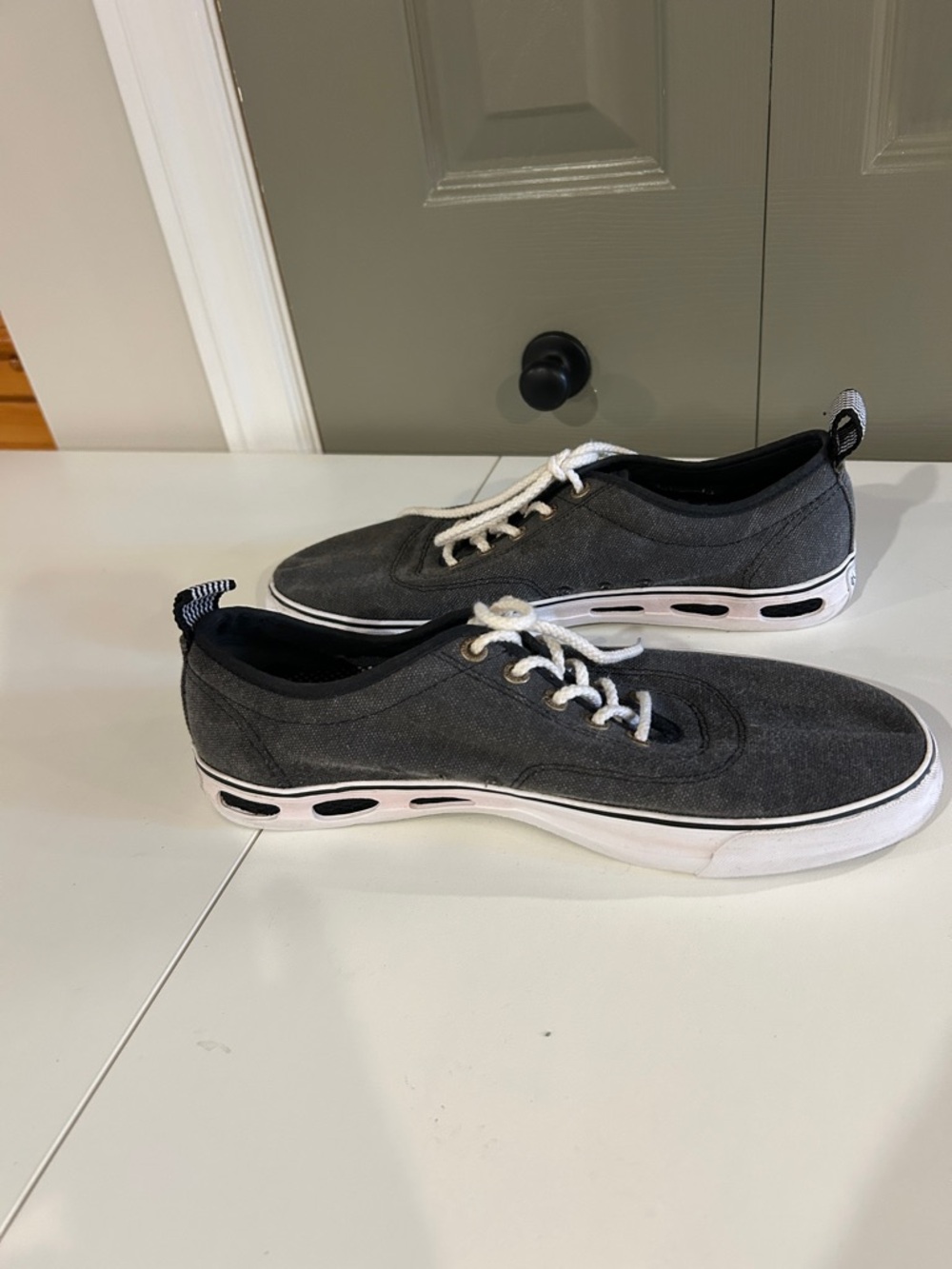 Columbia Men's Charcoal Gray Canvas Low-Top Sneakers with White Laces - Picture 3 of 9